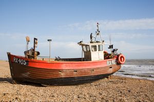 헤이스팅스의 자갈 해변에 있는 전통 어부 – 라이 등록