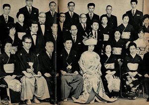 와카야마 토미사부로(조 겐자부로)와 후지와라 레이코의 결혼식(앞줄 중앙, 오른쪽은 후지와라 레이코).