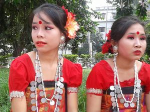 차크마 댄서는 치타공 언덕 트랙의 한 마을에서 춤을 춘다.