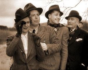 노라 그레고르, 장 르누아르, 피에르 네이, 피에르 마니에가 토끼 사냥 장면을 촬영하고 있다. 르누아르는 영화의 부정적인 반응 이후 옥타브 역의 대부분을 편집했다.