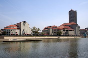 효고현 무코가와 강변에 자리잡은 다카라즈카 가극단의 극장 및 음악학교