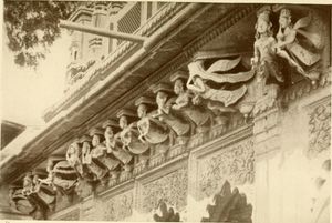 1913년 바라나시 힌두 사원의 압사라