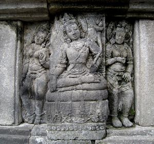 두 명의 압사라가 옆에 있는 남성 데바타, 프람바난 자바의 비슈누 사원