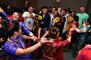 소남 로사르(타망족 새해) 축제에서 춤을 추는 사람들