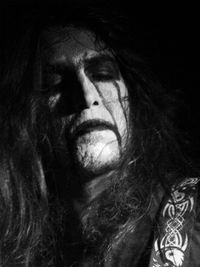 블랙 메탈의 특징 중 하나는 시체 분장으로, 흑백 화장을 통해 비인간적인 모습을 연출한다. 사진은 프랑스 이교 밴드 Hindvir의 Taalroth.