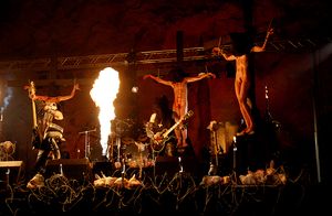 논란이 된 크라쿠프 공연의 재현인 "Carving a Giant"의 비디오 촬영