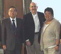 이노우에 아키히사 (왼쪽)가 2009년 제임스 P. 줌월트(대리대사) 및 안 캄바라와 도호쿠 대학에서 대화하고 있다.