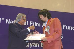 2005년 A. P. J. Abdul Kalam 대통령(왼쪽)이 소누 니감에게 국가 영화상 최우수 남성 플레이백 가수상을 수여하고 있다.