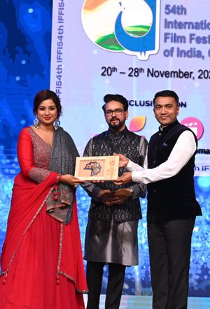 아누라그 타쿠르 장관과 프라모드 사완트 고아 주 총리가 제54회 인도 국제 영화제에서 심사위원으로 선정된 고샬에게 축하를 전하고 있다.