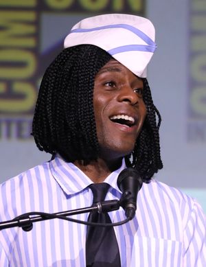 2024년 샌디에고 코믹콘에서 굿 버거의 에드 복장을 한 미첼