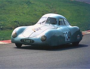 1981년 뉘르부르크링 트랙에 있는 파란색 스포츠 경주차.