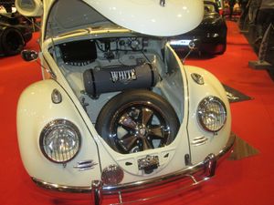 본네트 아래에는 넓은 공간이 있으며, 스페어 타이어가 하나 들어간다.