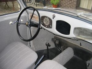 1949년식 대시보드. 속도계, 시프트 노브, 사이드 브레이크 등 운전에 필요한 최소한의 장치만 보인다. 조수석 쪽에 작은 수납공간이 있다.