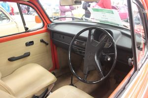 1974년식 좌측 핸들 사양의 대시보드. 기본적인 구성은 유지하면서 카 라디오를 장착하는 등 현대적으로 개선되었다.