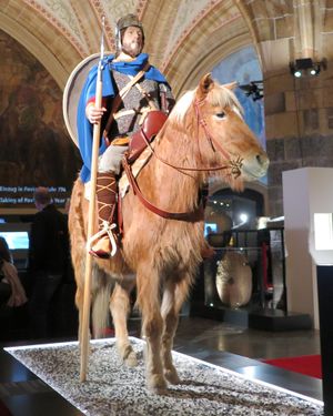 군마를 탄 카롤링거 전사(8~10세기). 창, 방패, 사슬 갑옷과 스팡겐헬름을 착용했으며, 2014년 6월 아헨 시청 대관식 홀 전시회에서 촬영되었다.