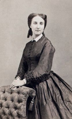 상복을 입은 샤를로트 황후. 외젠 디디에리의 사진, 1867년.