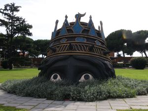 『카사노바』(1976) 촬영에 사용된 여신상 머리 세트