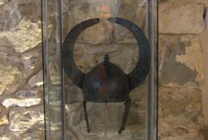 풀리카 헬멧의 복제품, 아푸아니 무덤에서 발견됨