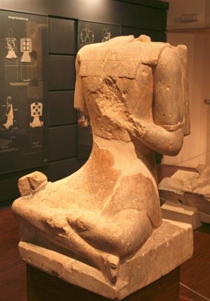 마르세유 역사 박물관에 있는 로크페르튀스의 앉아 있는 전사