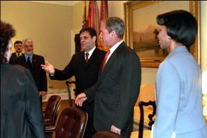 조지 W. 부시 미국 대통령이 백악관에서 코슈투니차를 맞이하고 있다.