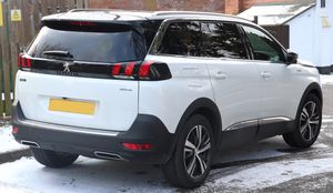 푸조 5008(전기형) 후측면