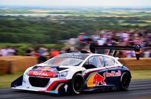 2014년 굿우드 페스티벌 오브 스피드에서 세바스티앙 로브가 푸조 208 T16 파이크스 피크를 운전하는 모습.