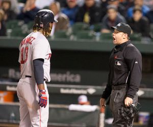 라미레스가 심판 윌 리틀과 대화하고 있다.