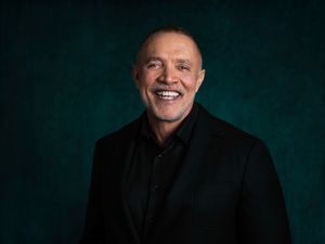 마이클 에이블스가 영화의 음악을 작곡했다.