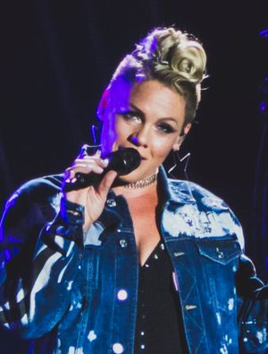 핑크가 2017년 V 페스티벌 세트에서 "What About Us"를 공연하는 모습.