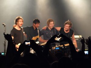 5 Seconds of Summer가 2012년 11월 25일 The Metro Theatre에서 EP Somewhere New 발매 공연을 하고 있다.
