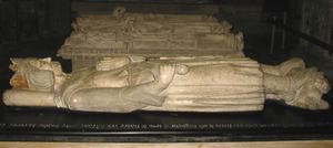 생드니 대성당에 있는 카를루 1세의 무덤. 자신의 심장을 들고 있음.