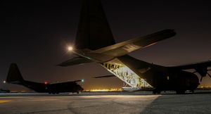 2014년 9월 9일, 중요한 인도주의적 물품을 하역한 후 이라크에 있는 영국 왕립 공군(RAF) C-130J 허큘리스 항공기 두 대.