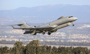 셰이더 작전을 지원하기 위해 RAF 아크로티리에서 이륙하는 센티넬 R1