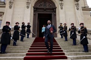 클레벌리가 2023년 파리 프랑스 외무부에서 외무장관 자격으로 의장 경례를 받고 있다.