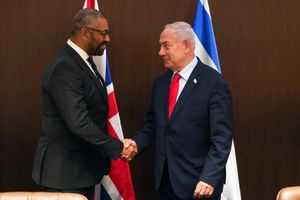 클레벌리가 2023년 9월 11일 예루살렘에서 이스라엘의 총리 벤야민 네타냐후와 함께