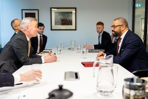 2024년 3월, 네덜란드 이민부 장관 에릭 반 데어 부르흐와 함께 있는 클레벌리