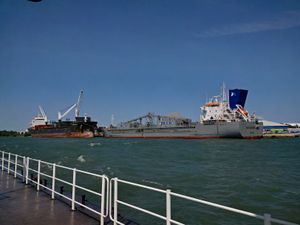 오샤와 항구의 화물선.