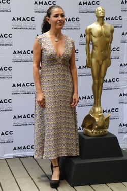 배우 돌로레스 에레디아가 아리엘 조각상 옆에 서 있다(2017년)