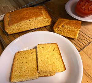 노란 옥수수 가루로 만든 팬에 구운 남부 스타일 콘브레드