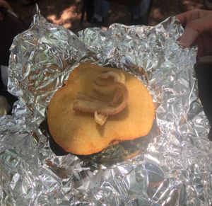 프라이드 콘브레드, 콜라드 그린, 팻백으로 만든 샌드위치