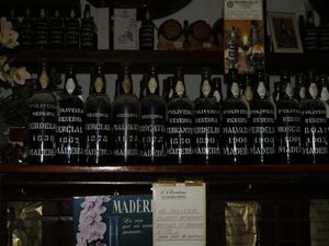 다양한 스타일의 와인을 생산하는 데 사용되는 다양한 포도 품종으로 라벨이 붙은 마데이라 와인 병