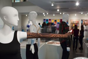 마네킹에 착용한 림프부종 압박 소매