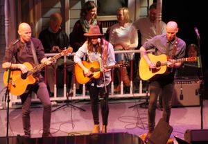 칼라일과 2016년 A Prairie Home Companion에서 한세로스 쌍둥이