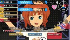 오디션 중인 야요이. 플레이어는 심사위원에게 어필하기 위해 각 이미지 카테고리에서 점수를 얻어야 하며, 관심 게이지는 오른쪽에 표시된다.