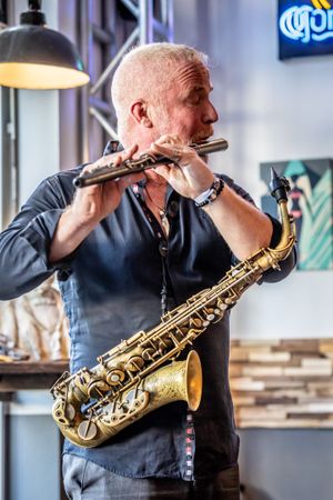 알토 색소폰 연주자 헤이든 치isholm이 플루트를 연주하고 있다.