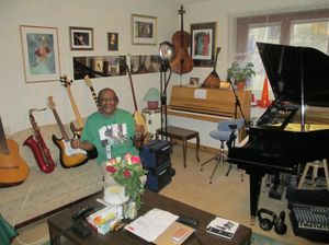 악기에 둘러싸인 콜린 다이얼(샤론과 칼 다이얼의 아버지)