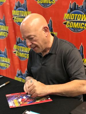 작가 브라이언 마이클 벤디스가 맨해튼의 미드타운 코믹스에서 시리즈 첫 호에 서명하고 있다.