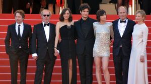 2017년 칸 영화제에 참석한 마티유 아말릭, 아르노 데스플레샹, 마리옹 코티야르, 루이 가렐, 샬롯 갱스부르, 이폴리트 지라르도, 알바 로르와처 (왼쪽부터).