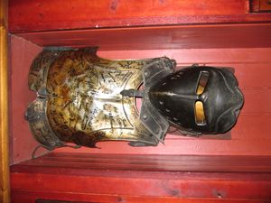 2004년 아일랜드 캐어의 한 술집에 전시된 영화 엑스칼리버의 친필 사인이 담긴 갑옷