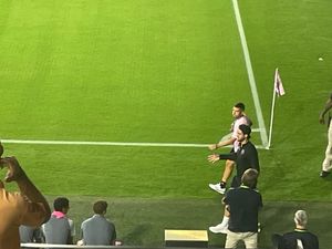 2023년 DRV PNK 스타디움에 레오나르도 캄파나와 함께 입장하는 알바